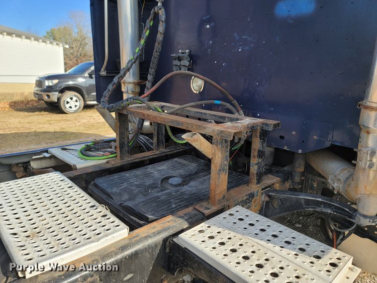 image for item MH9678 2005 Freightliner Century Class ST  semi truck