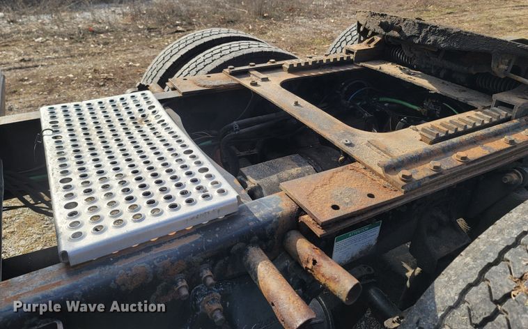 image for item MH9678 2005 Freightliner Century Class ST  semi truck