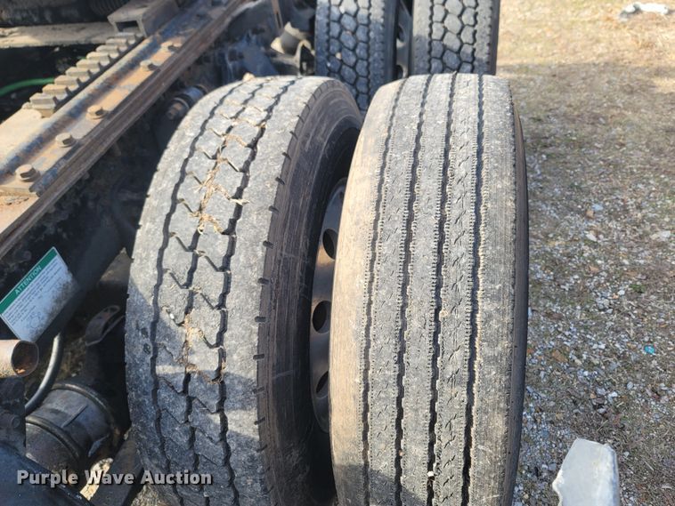 image for item MH9678 2005 Freightliner Century Class ST  semi truck