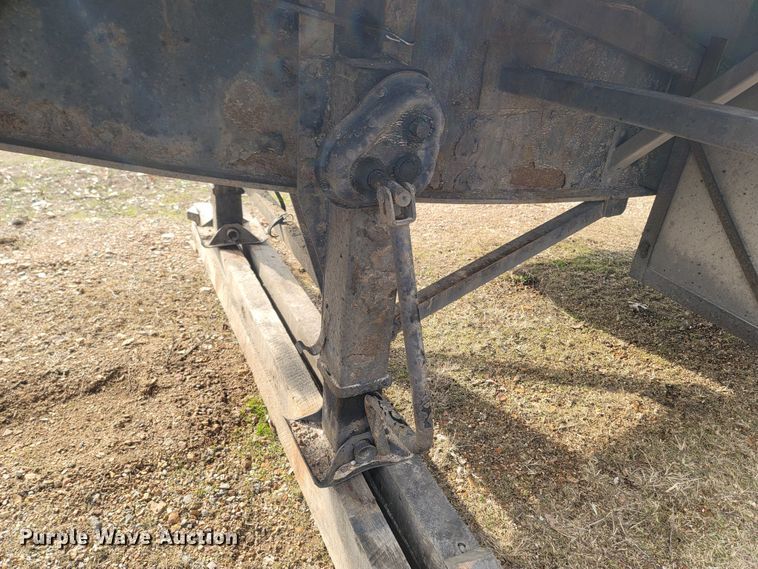 image for item MH9679 2002 Utility Trailers  flatbed trailer