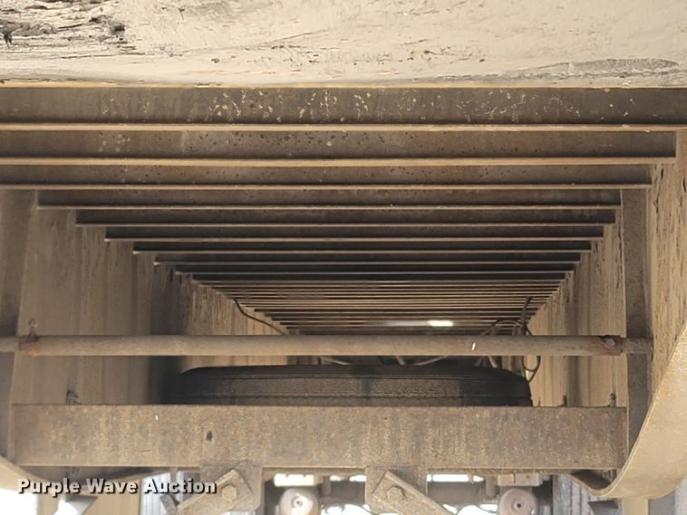 image for item MH9679 2002 Utility Trailers  flatbed trailer