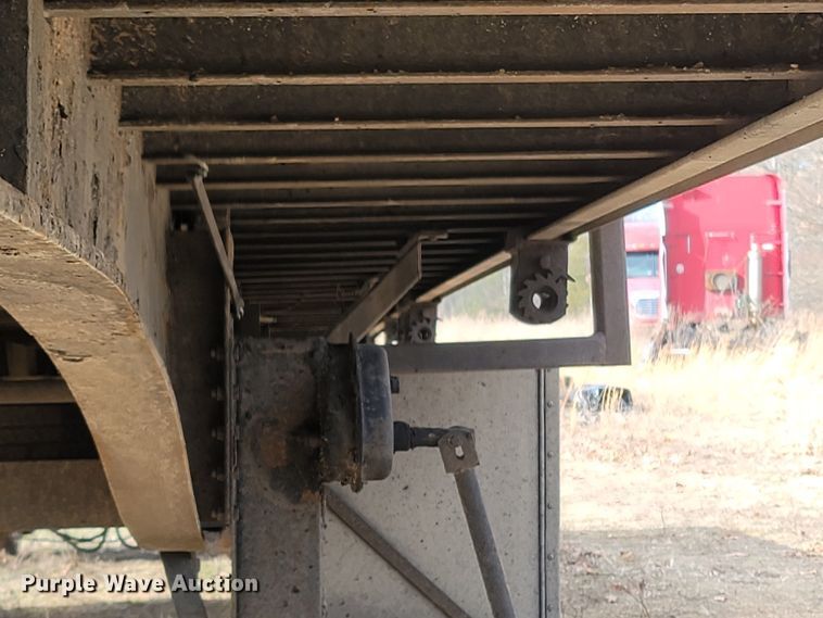 image for item MH9679 2002 Utility Trailers  flatbed trailer