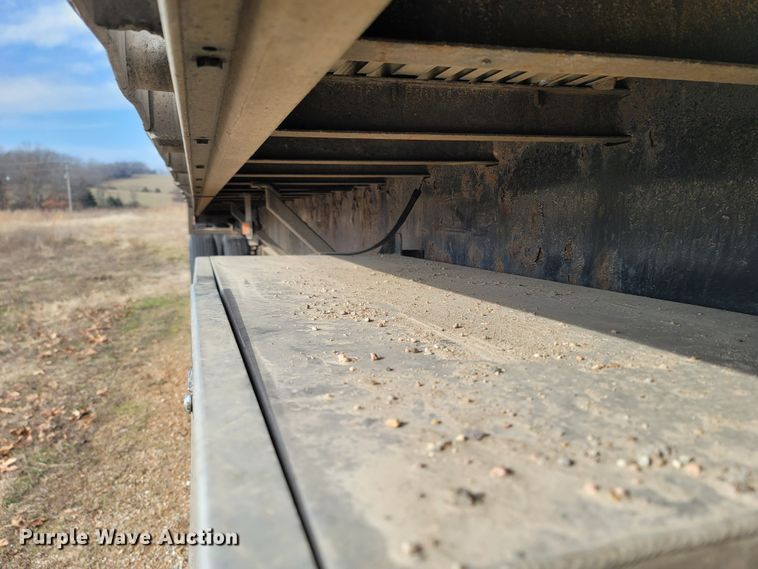 image for item MH9679 2002 Utility Trailers  flatbed trailer