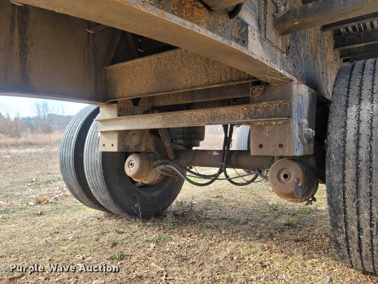 image for item MH9679 2002 Utility Trailers  flatbed trailer