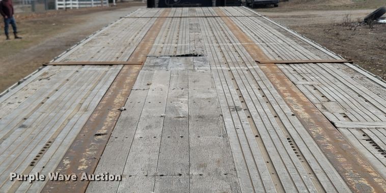 image for item MH9679 2002 Utility Trailers  flatbed trailer