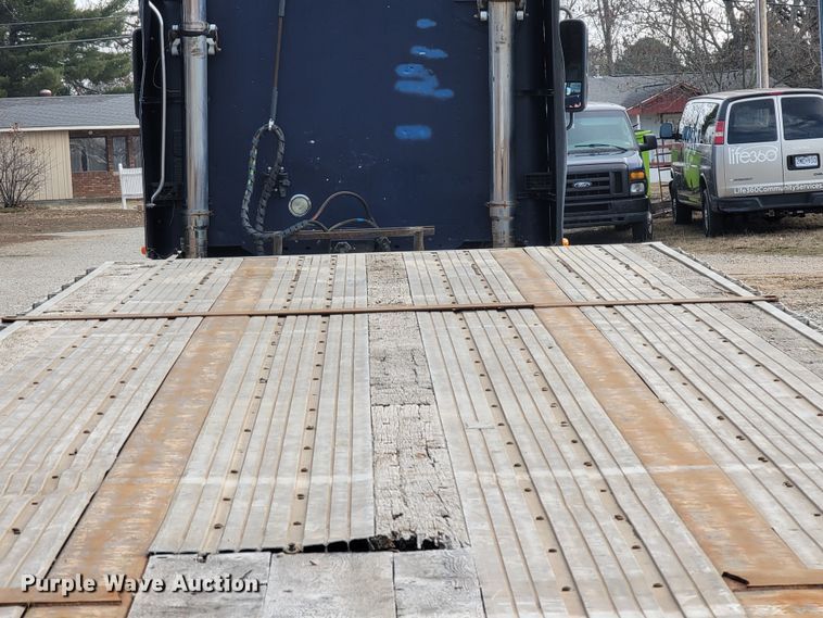 image for item MH9679 2002 Utility Trailers  flatbed trailer