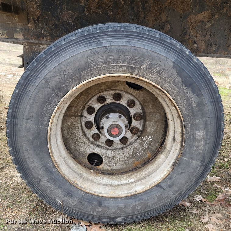 image for item MH9679 2002 Utility Trailers  flatbed trailer