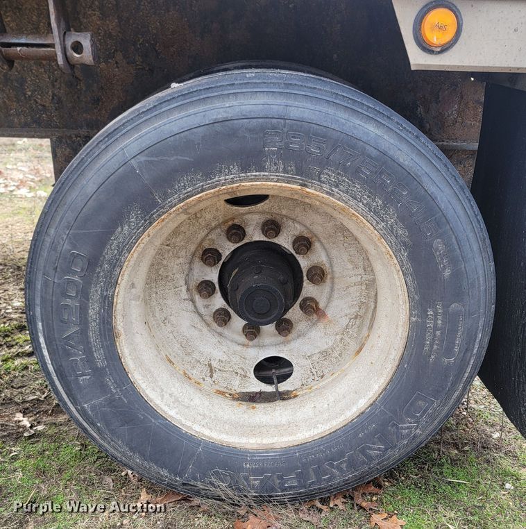 image for item MH9679 2002 Utility Trailers  flatbed trailer