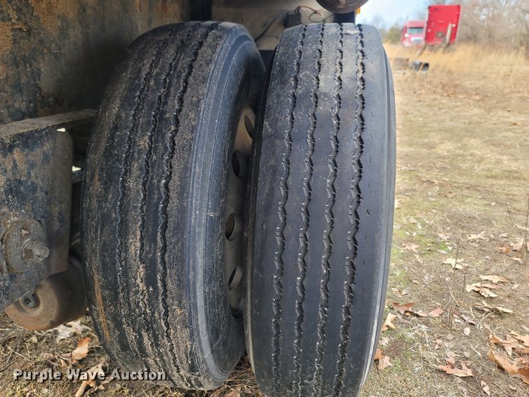 image for item MH9679 2002 Utility Trailers  flatbed trailer