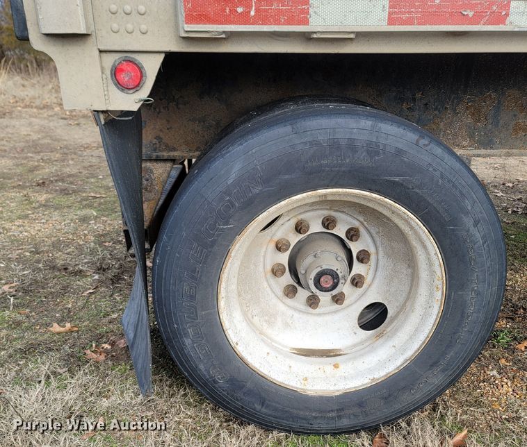 image for item MH9679 2002 Utility Trailers  flatbed trailer