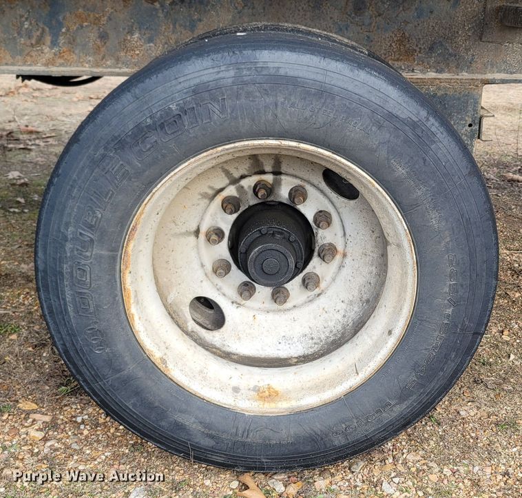 image for item MH9679 2002 Utility Trailers  flatbed trailer