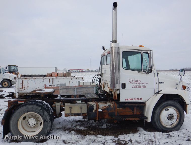 image for item MJ9989 2003 Freightliner FL70  semi truck