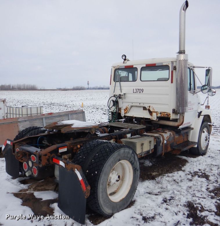 image for item MJ9989 2003 Freightliner FL70  semi truck