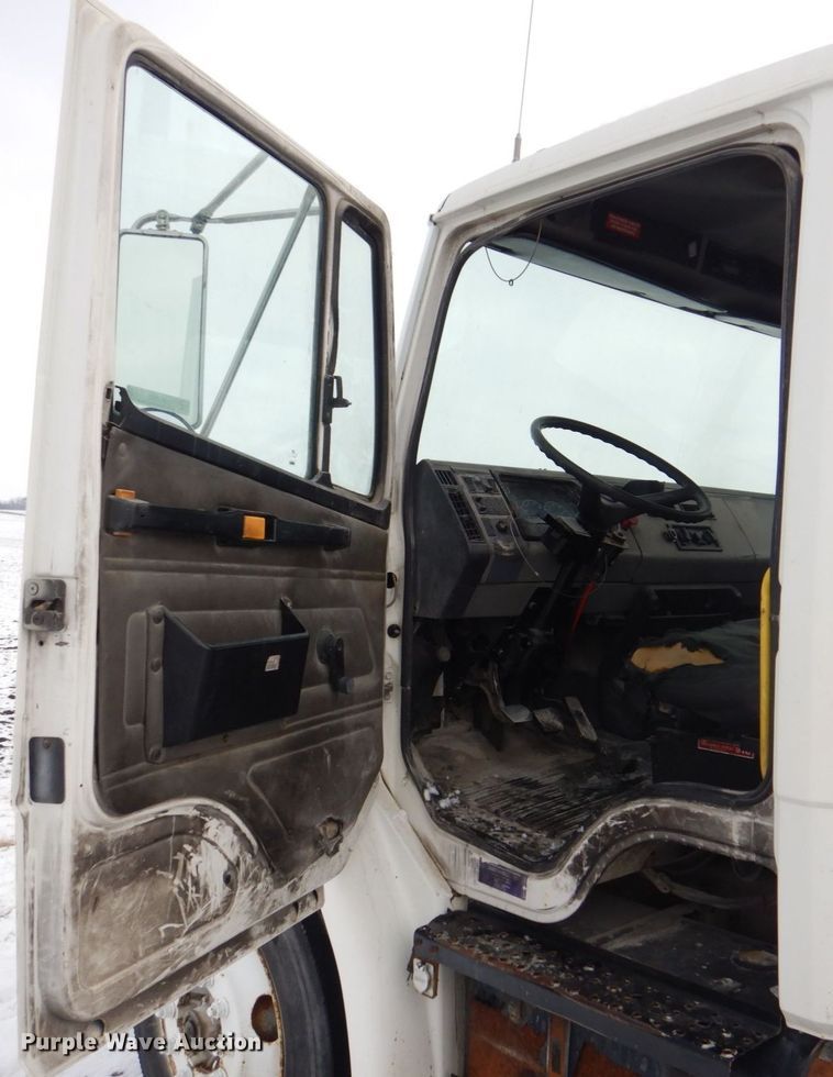 image for item MJ9989 2003 Freightliner FL70  semi truck