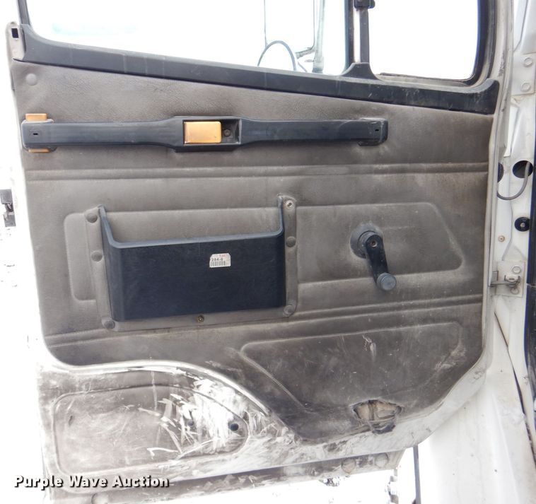 image for item MJ9989 2003 Freightliner FL70  semi truck