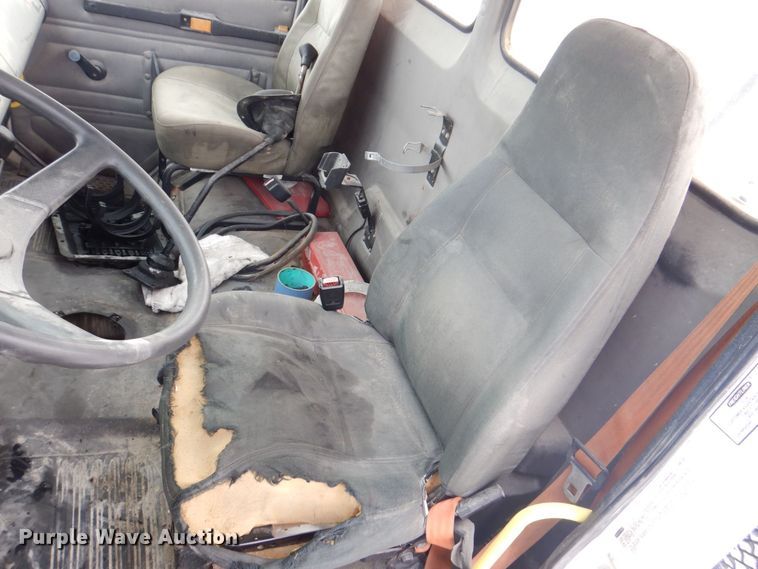 image for item MJ9989 2003 Freightliner FL70  semi truck