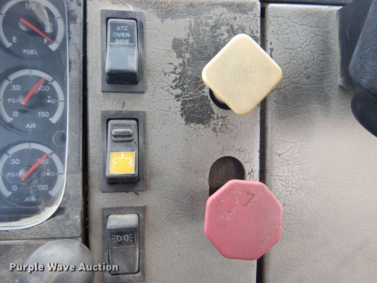 image for item MJ9989 2003 Freightliner FL70  semi truck