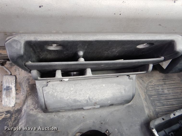 image for item MJ9989 2003 Freightliner FL70  semi truck