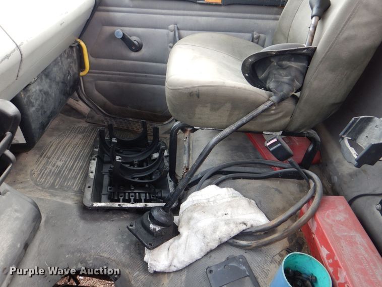 image for item MJ9989 2003 Freightliner FL70  semi truck