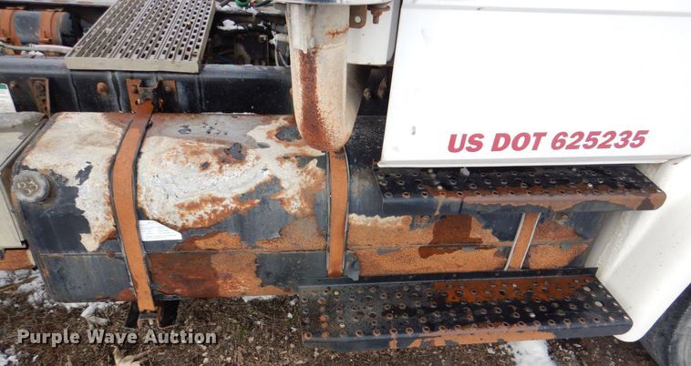 image for item MJ9989 2003 Freightliner FL70  semi truck