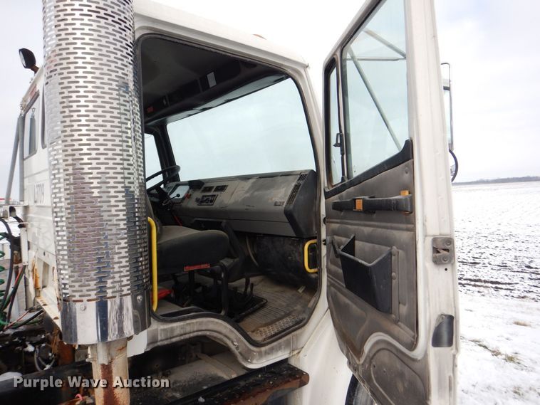 image for item MJ9989 2003 Freightliner FL70  semi truck