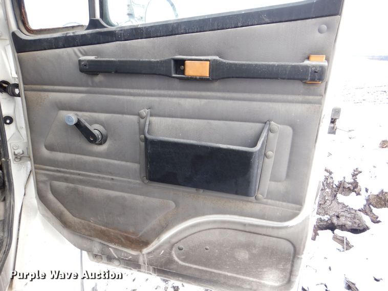 image for item MJ9989 2003 Freightliner FL70  semi truck