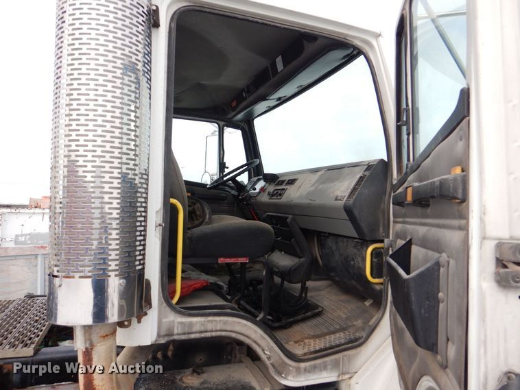 image for item MJ9989 2003 Freightliner FL70  semi truck
