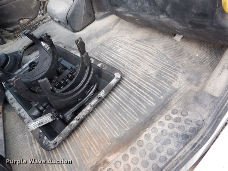 image for item MJ9989 2003 Freightliner FL70  semi truck