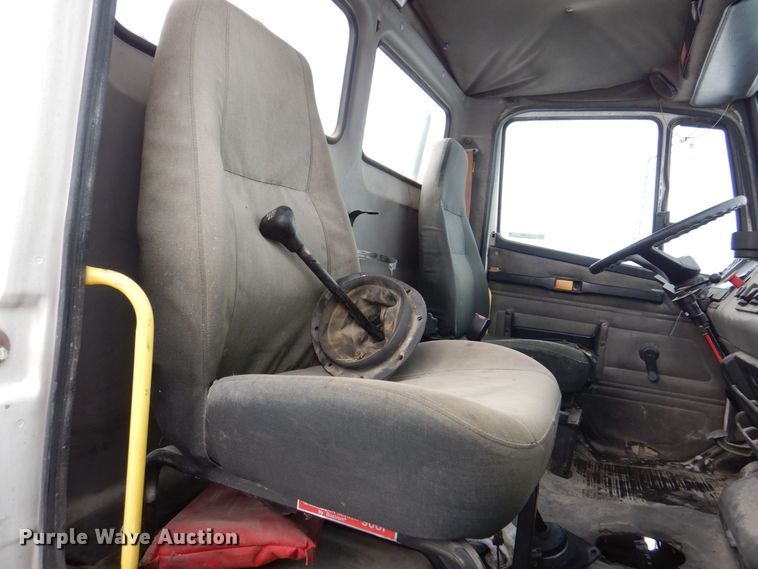 image for item MJ9989 2003 Freightliner FL70  semi truck