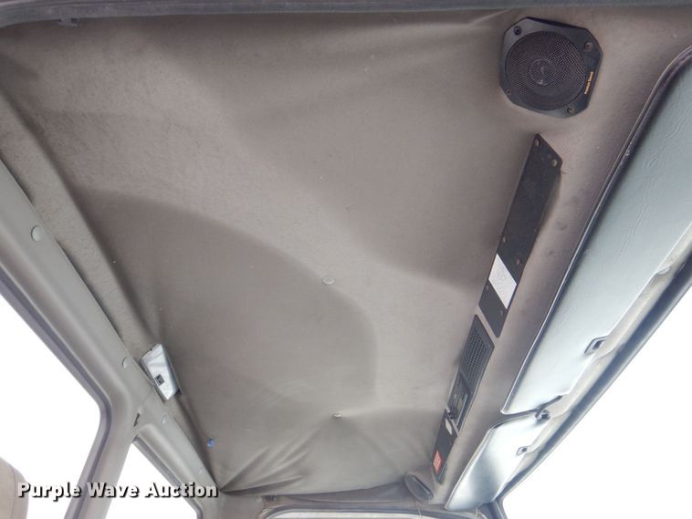 image for item MJ9989 2003 Freightliner FL70  semi truck