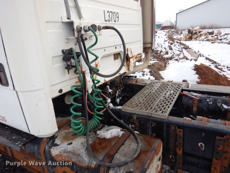 image for item MJ9989 2003 Freightliner FL70  semi truck