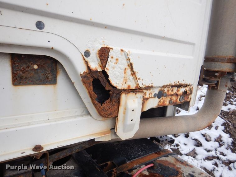 image for item MJ9989 2003 Freightliner FL70  semi truck