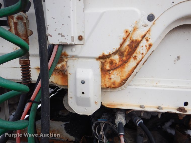 image for item MJ9989 2003 Freightliner FL70  semi truck