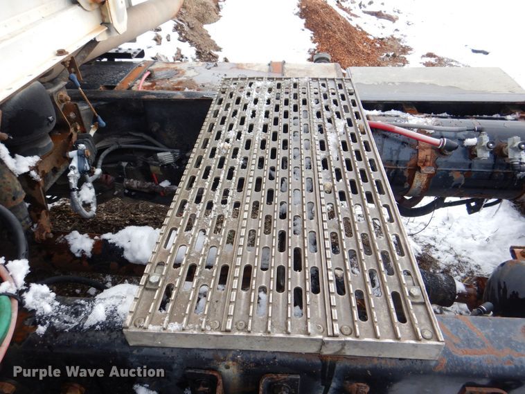 image for item MJ9989 2003 Freightliner FL70  semi truck