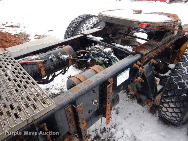 image for item MJ9989 2003 Freightliner FL70  semi truck