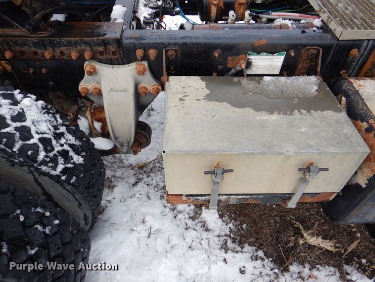 image for item MJ9989 2003 Freightliner FL70  semi truck