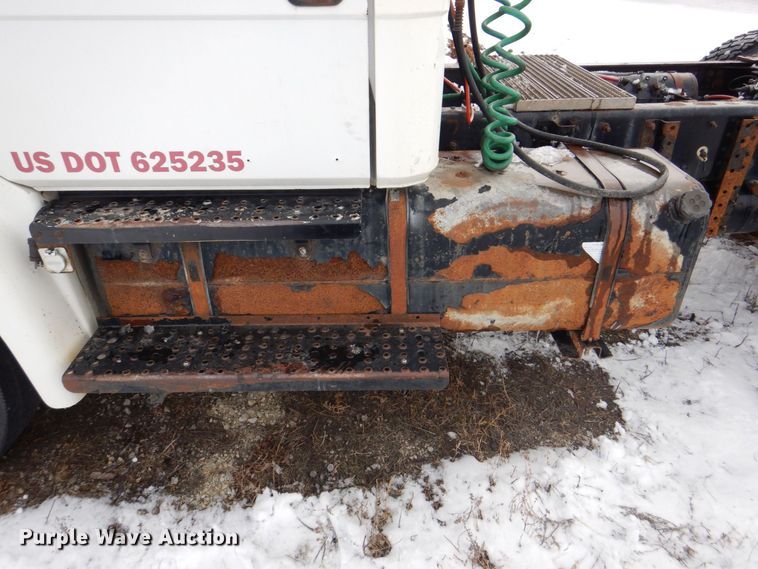 image for item MJ9989 2003 Freightliner FL70  semi truck