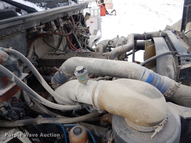 image for item MJ9989 2003 Freightliner FL70  semi truck