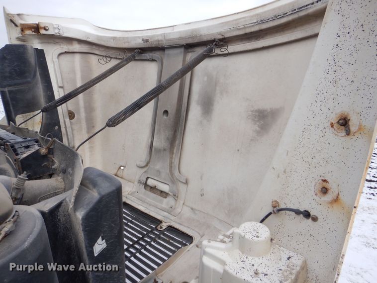 image for item MJ9989 2003 Freightliner FL70  semi truck