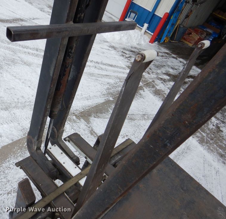 image for item MJ9992 2000 Chevrolet C8500  crane truck