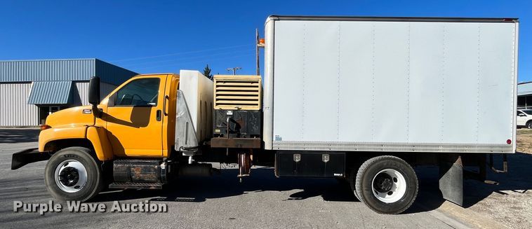 image for item MN9412 2003 GMC C7500  box truck