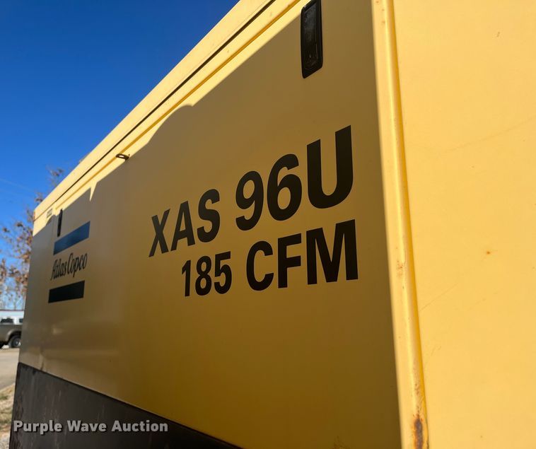 image for item MN9412 2003 GMC C7500  box truck