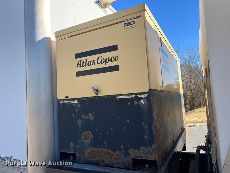 image for item MN9412 2003 GMC C7500  box truck