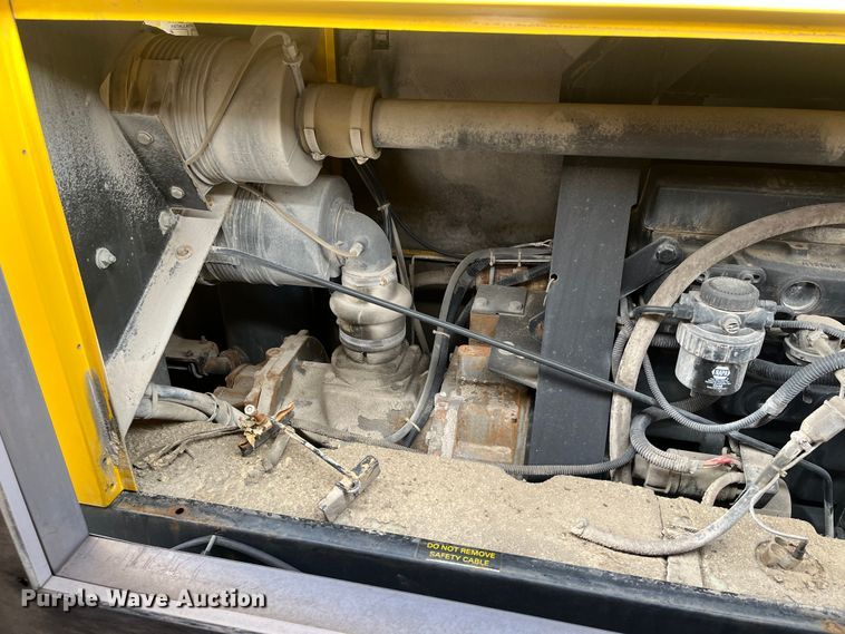 image for item MN9412 2003 GMC C7500  box truck