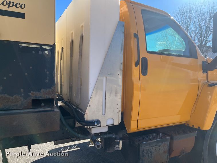 image for item MN9412 2003 GMC C7500  box truck