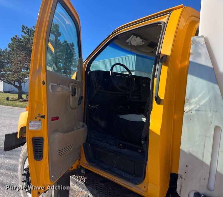 image for item MN9412 2003 GMC C7500  box truck