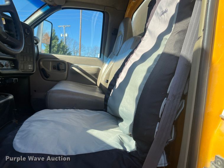 image for item MN9412 2003 GMC C7500  box truck