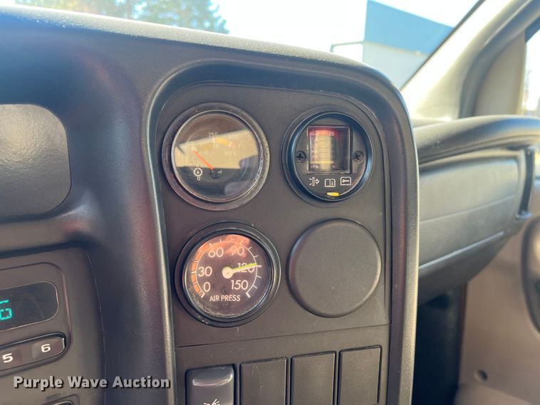 image for item MN9412 2003 GMC C7500  box truck