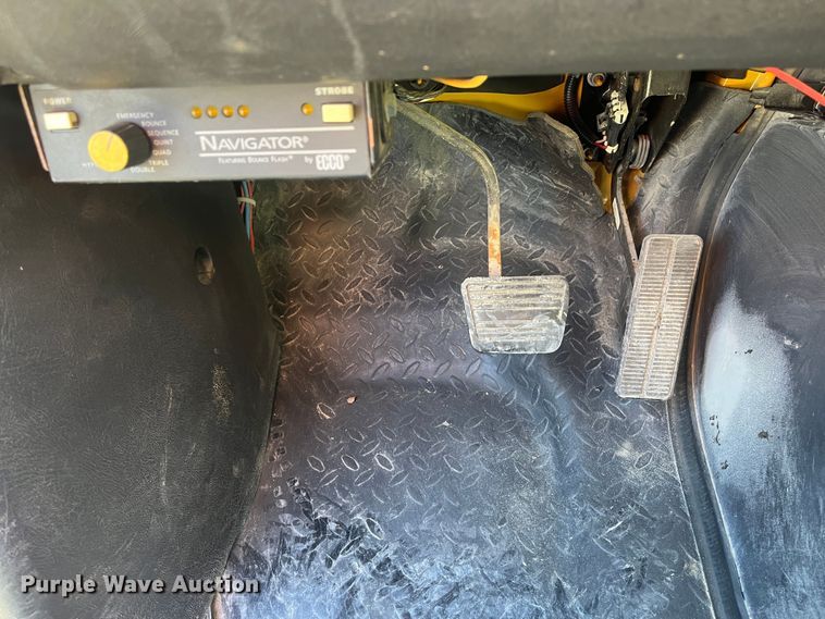 image for item MN9412 2003 GMC C7500  box truck