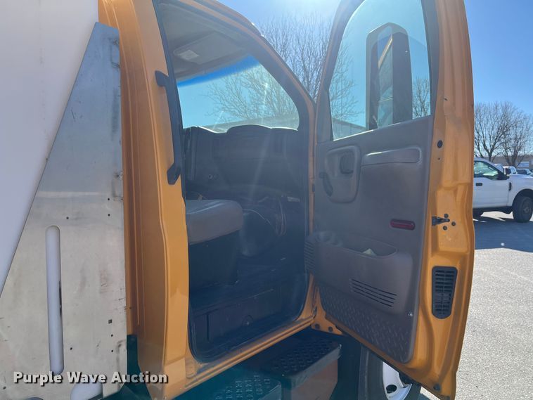 image for item MN9412 2003 GMC C7500  box truck